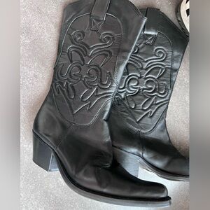 Penny loves Kenny leather Western boots. Size 7.5
